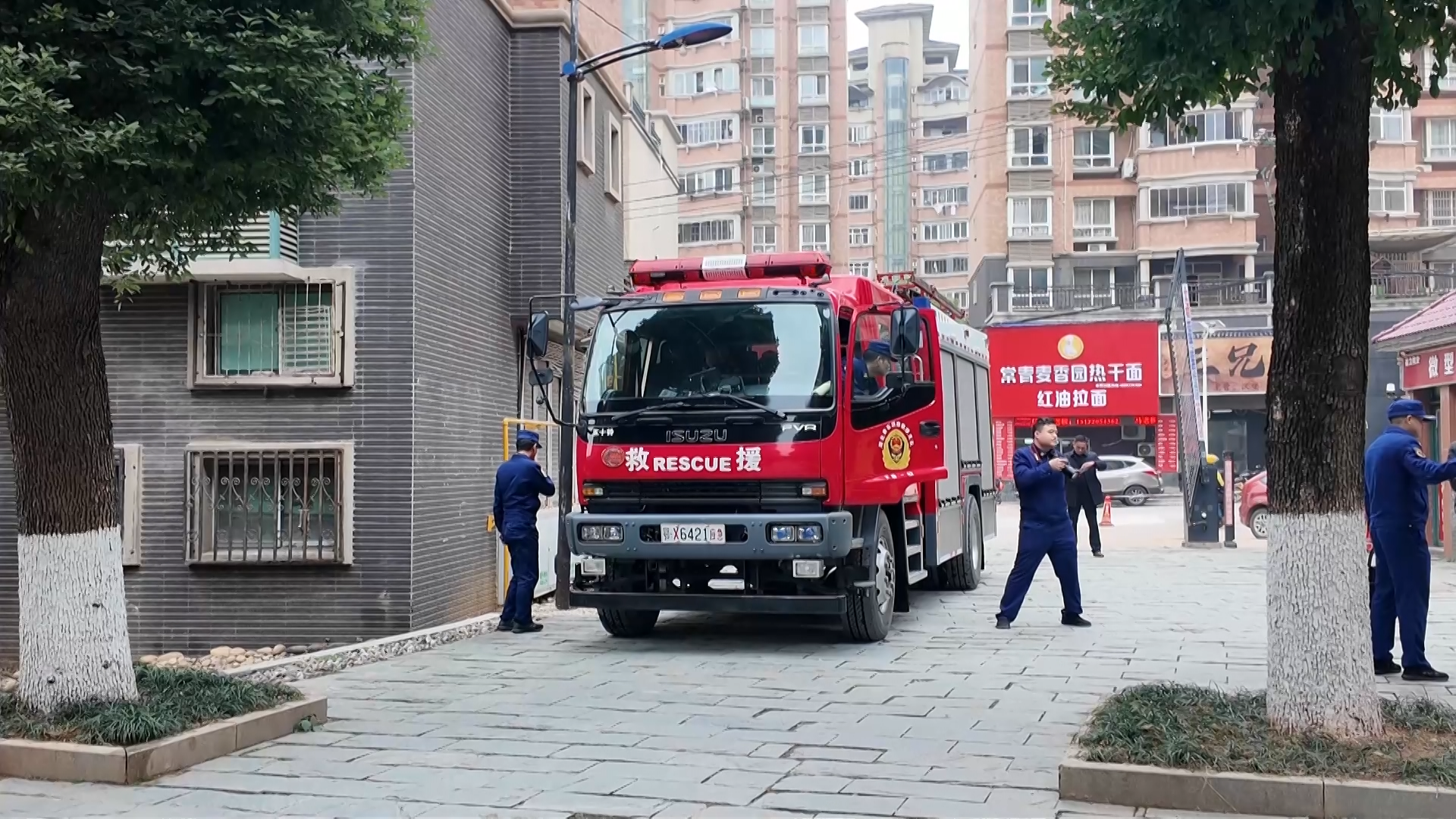 【新闻直通车】消防车开进小区 现场查隐患促整改