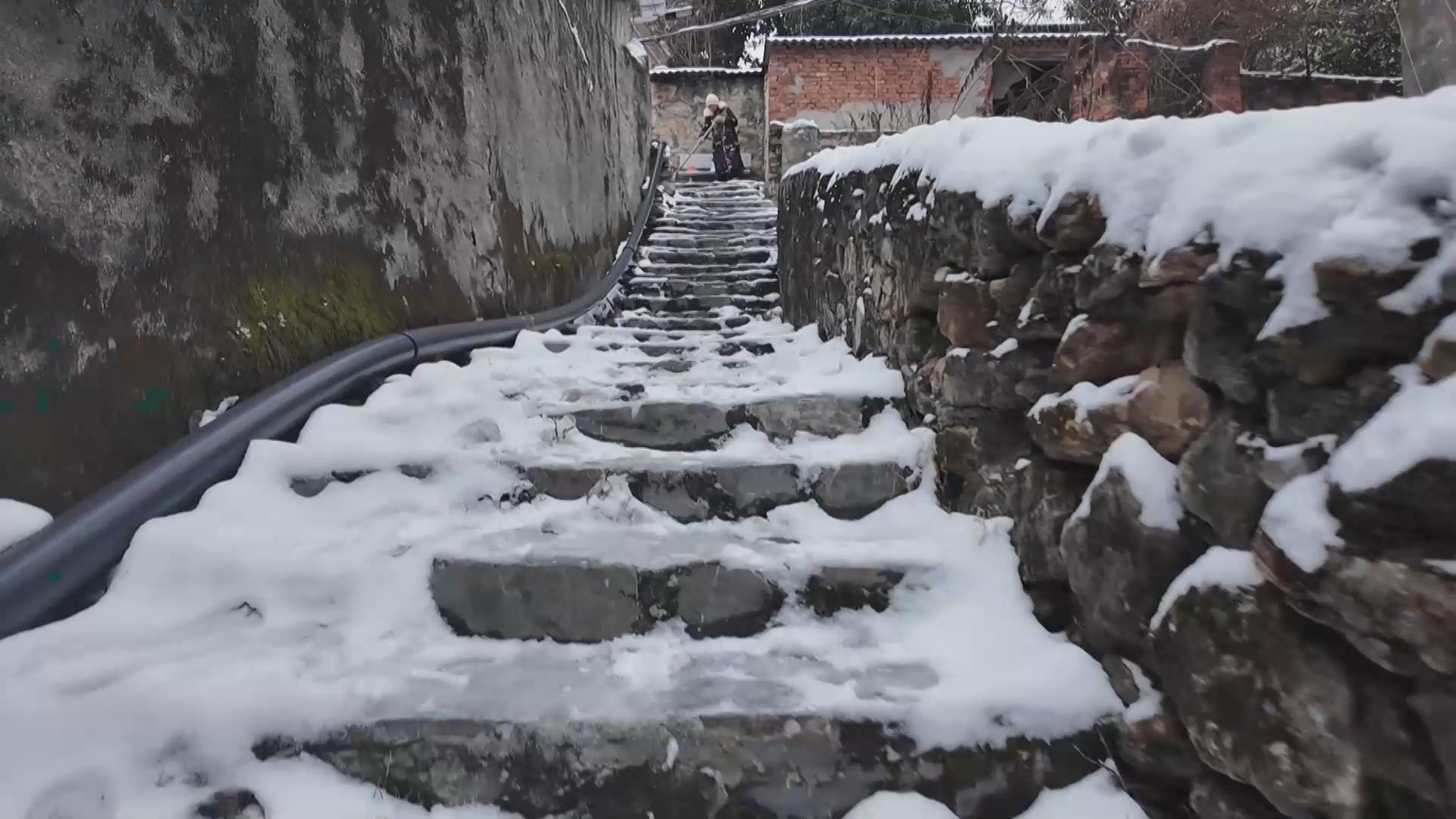 【新聞直通車】迎寒而上 | 陳家灣社區(qū)：鏟冰撒鹽 為山上居民清出“平安路”