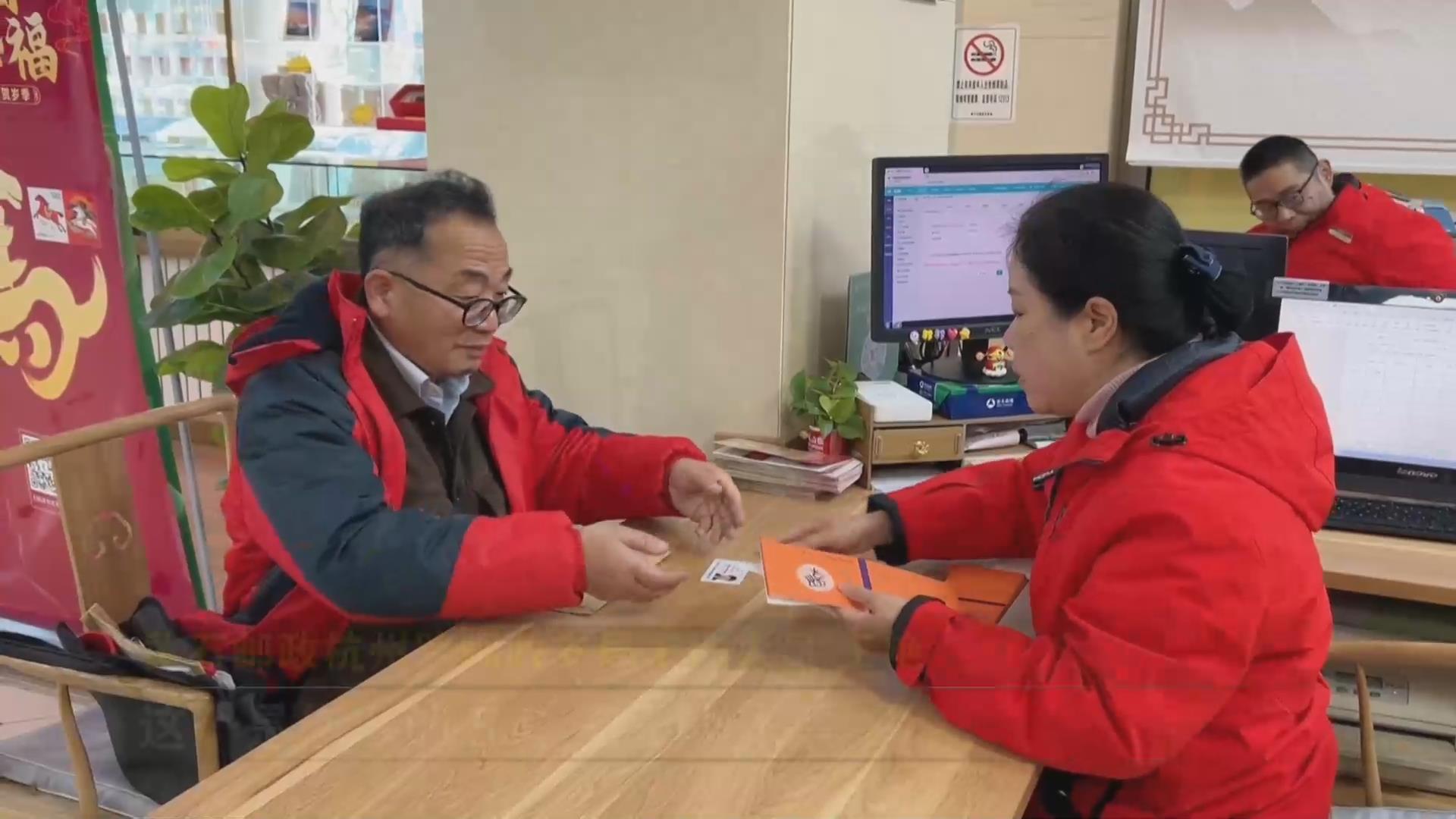 【新闻直通车】赤焰骏马跃然方寸 《丙午年》特种邮票受市民热捧