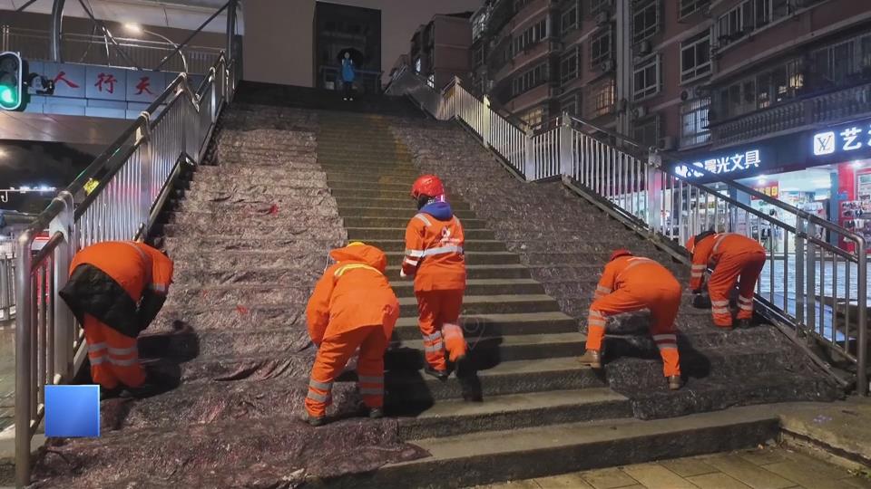 【新闻直通车】迎寒而上 | 铺防滑垫 城管昼夜融雪除冰护平安