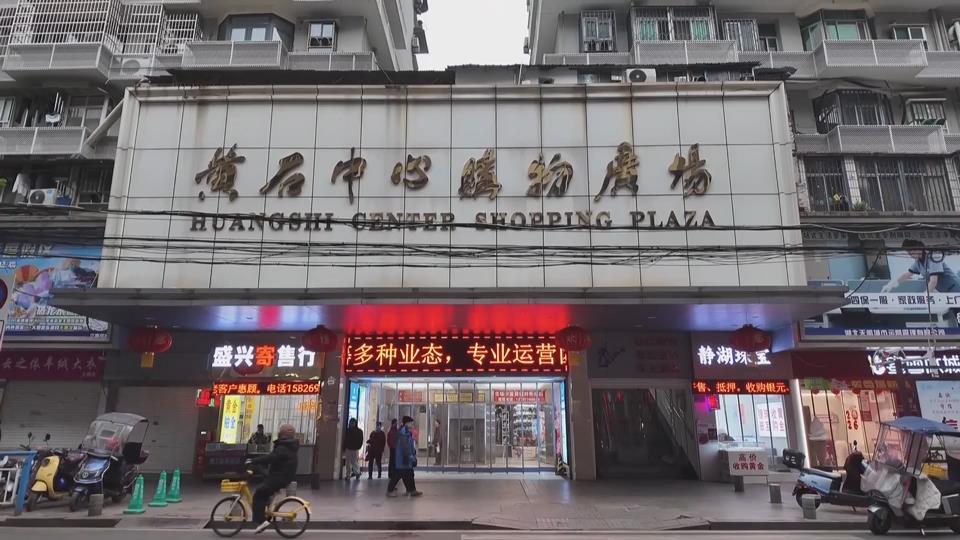 【新闻直通车】寒潮催生“暖”经济 | 防寒“三件套”走俏 暖身又时髦！