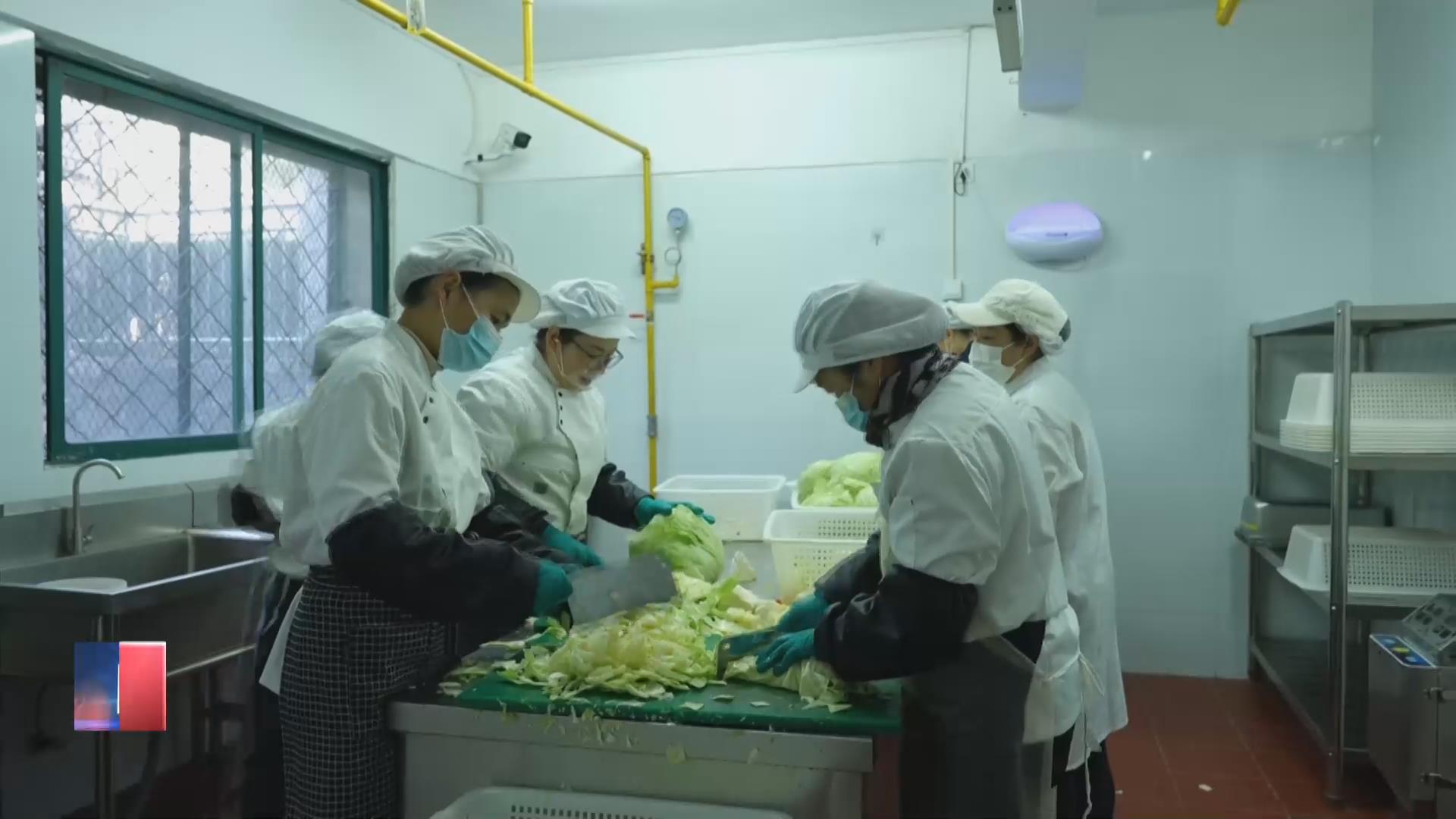 【新闻直通车】两会直播间 | 市广州路小学：“妈妈帮厨”让家长变为专业把关人