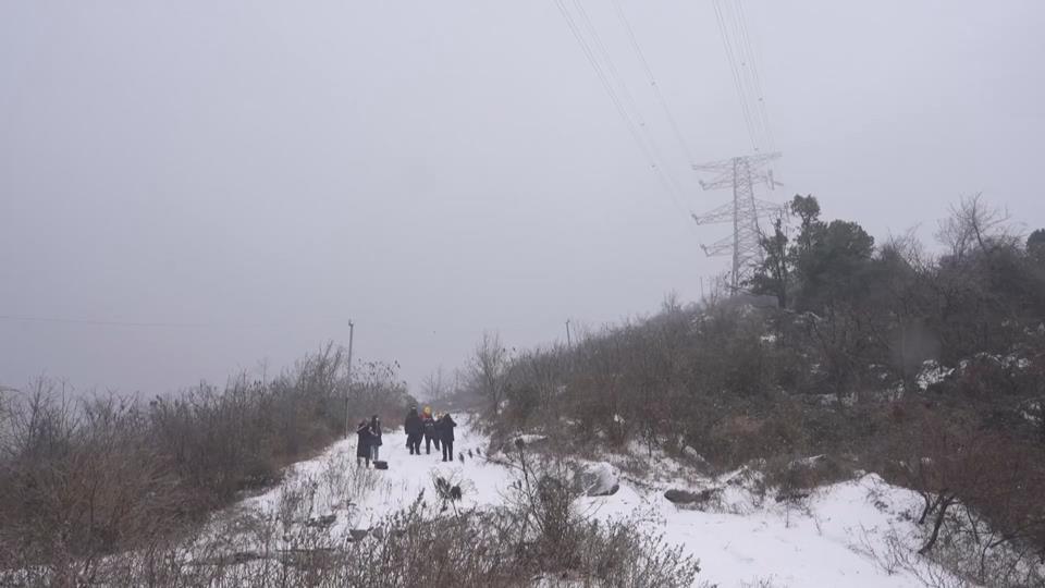 【新聞直通車】迎寒而上 | 國網(wǎng)黃石供電公司：攜無人機(jī)高山線路敲冰作業(yè)