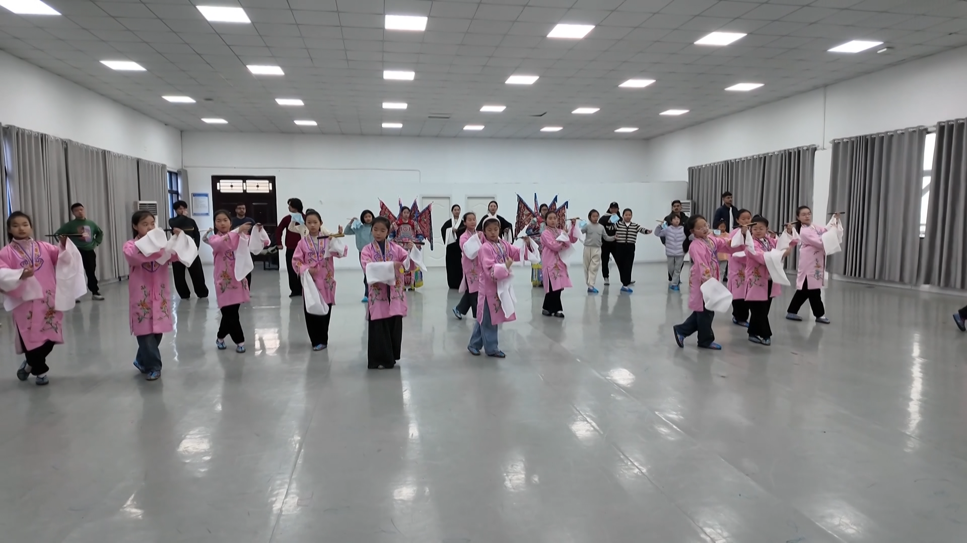 【新聞直通車】《薪火相傳梨園美》：中外同臺(tái) 老幼共舞