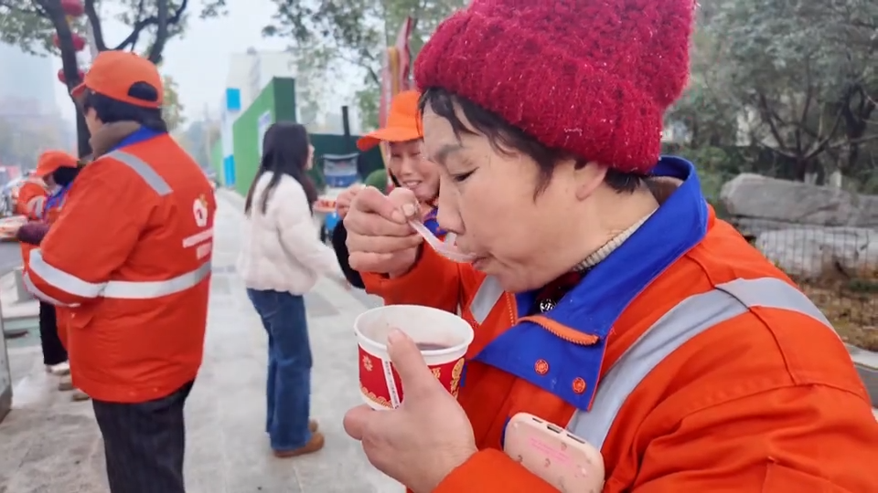 【新闻直通车】岁寒粥香 人间至暖 | 一碗热粥！一份敬意！谢谢扮靓城市的你