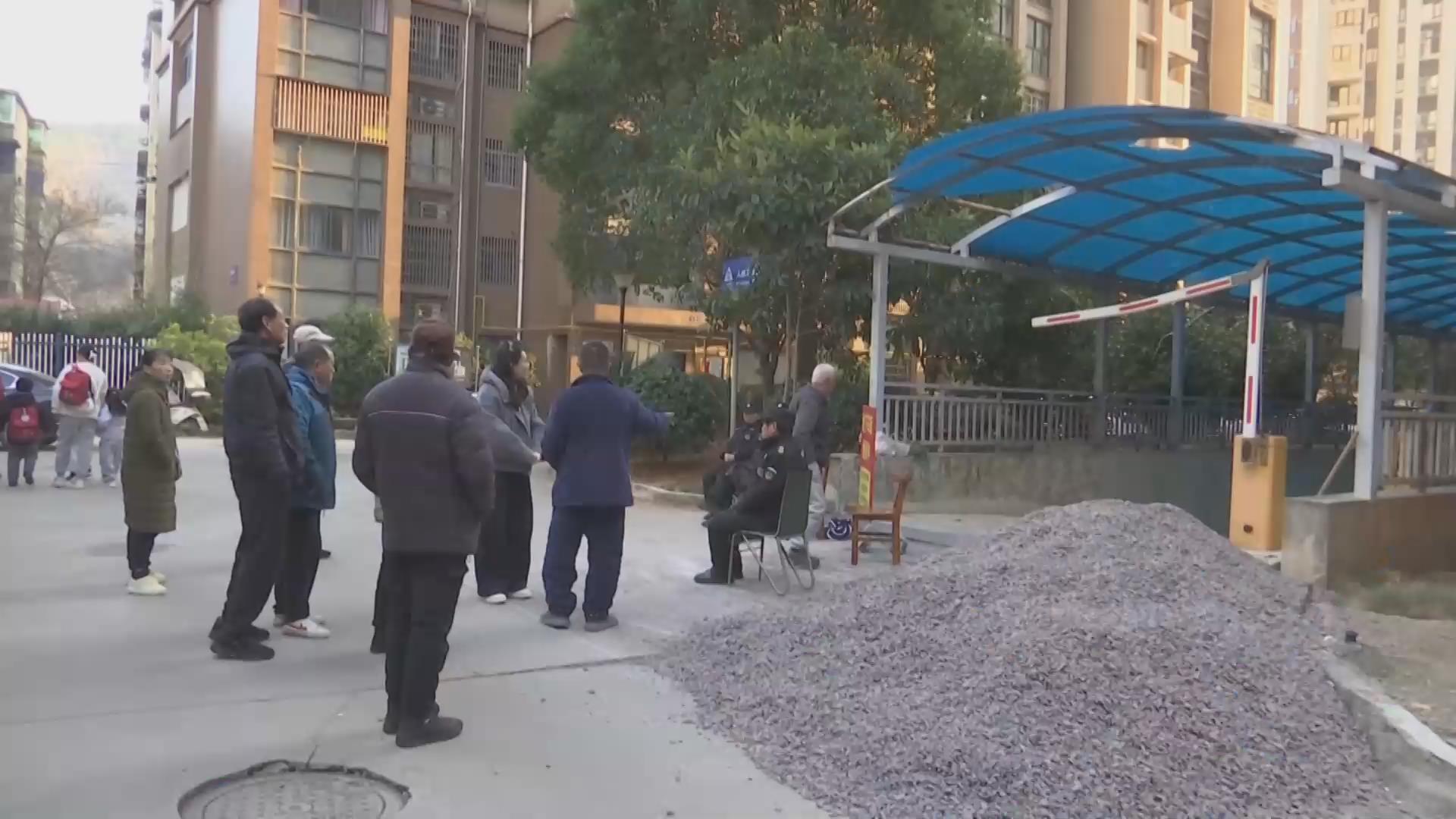 【新闻直通车】小兰帮忙 | 开发商：地下车库所有权归我们 社区：正在协调