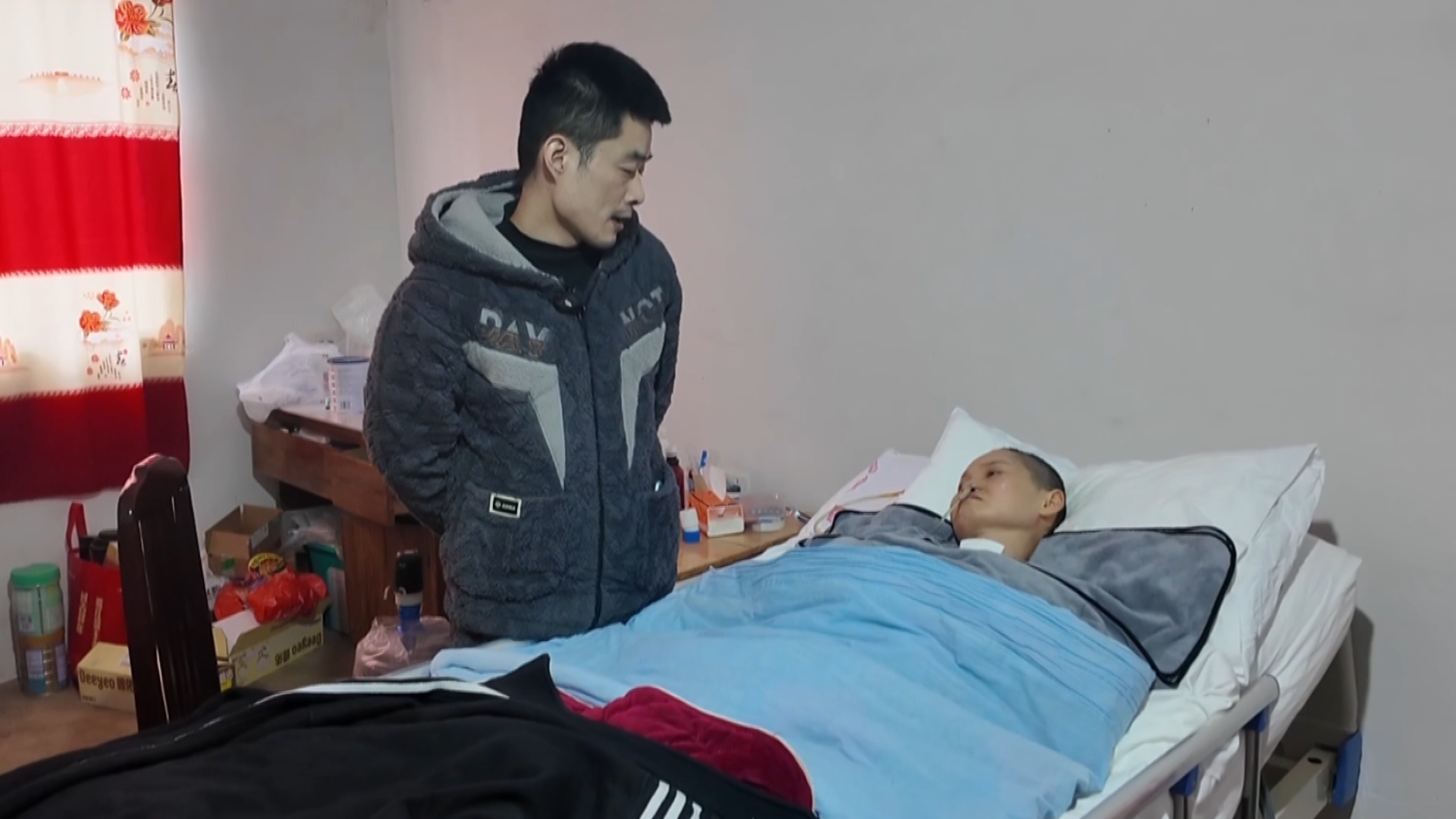 【新闻直通车】小兰帮忙·新年微心愿 | 贵湾村小伙照料病妻4年 盼居家工作为爱“续航”