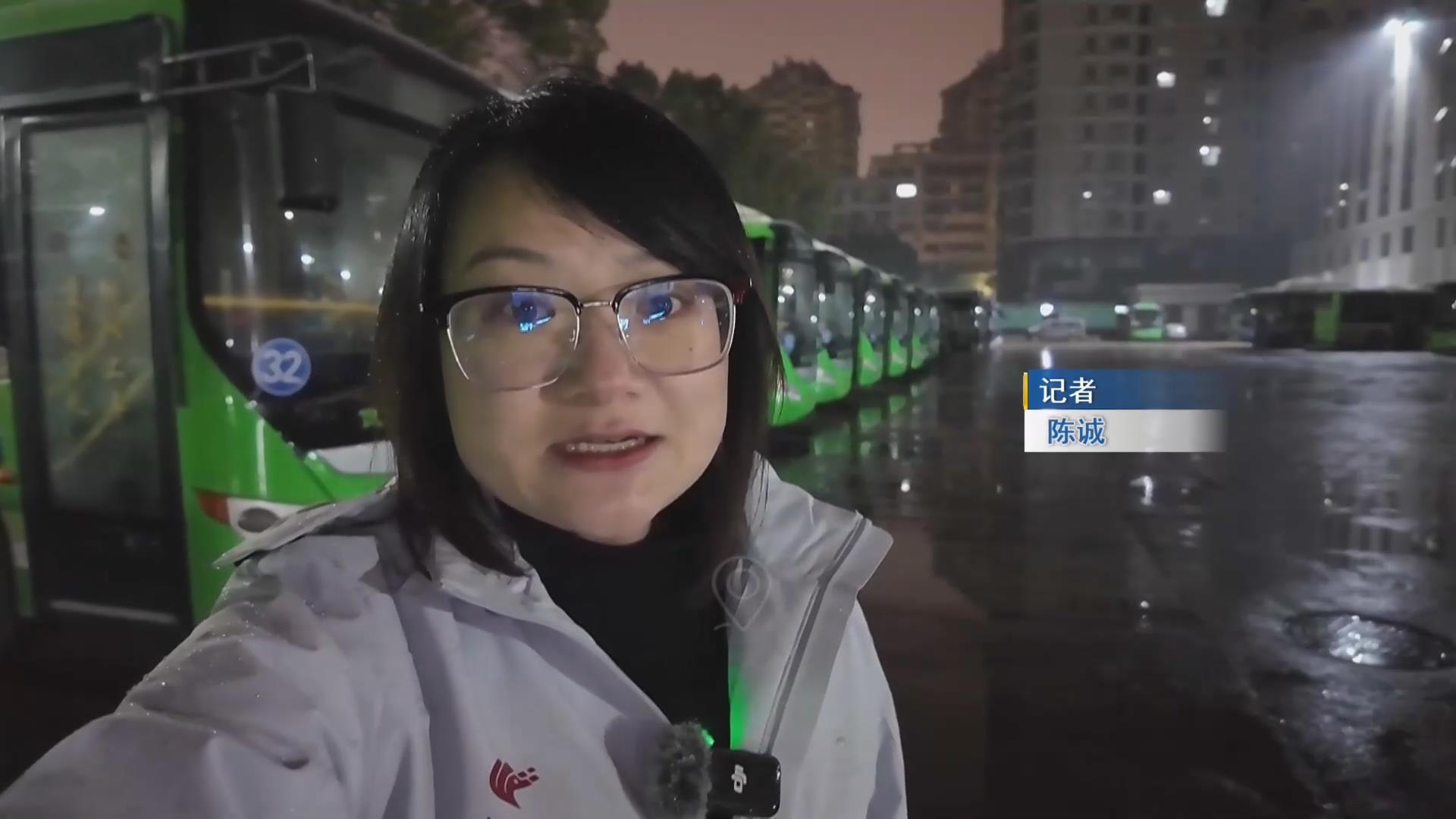 【新闻直通车】迎寒而上 | 公交人凌晨冒雪“摸冰” 只为“早八人”平安出行