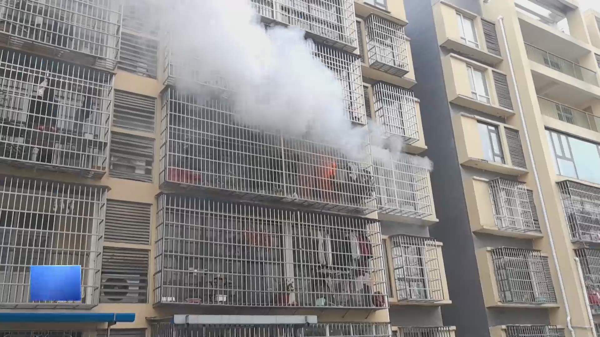 【新闻直通车】七旬婆婆被困浓烟中 消防员让出空气呼吸器