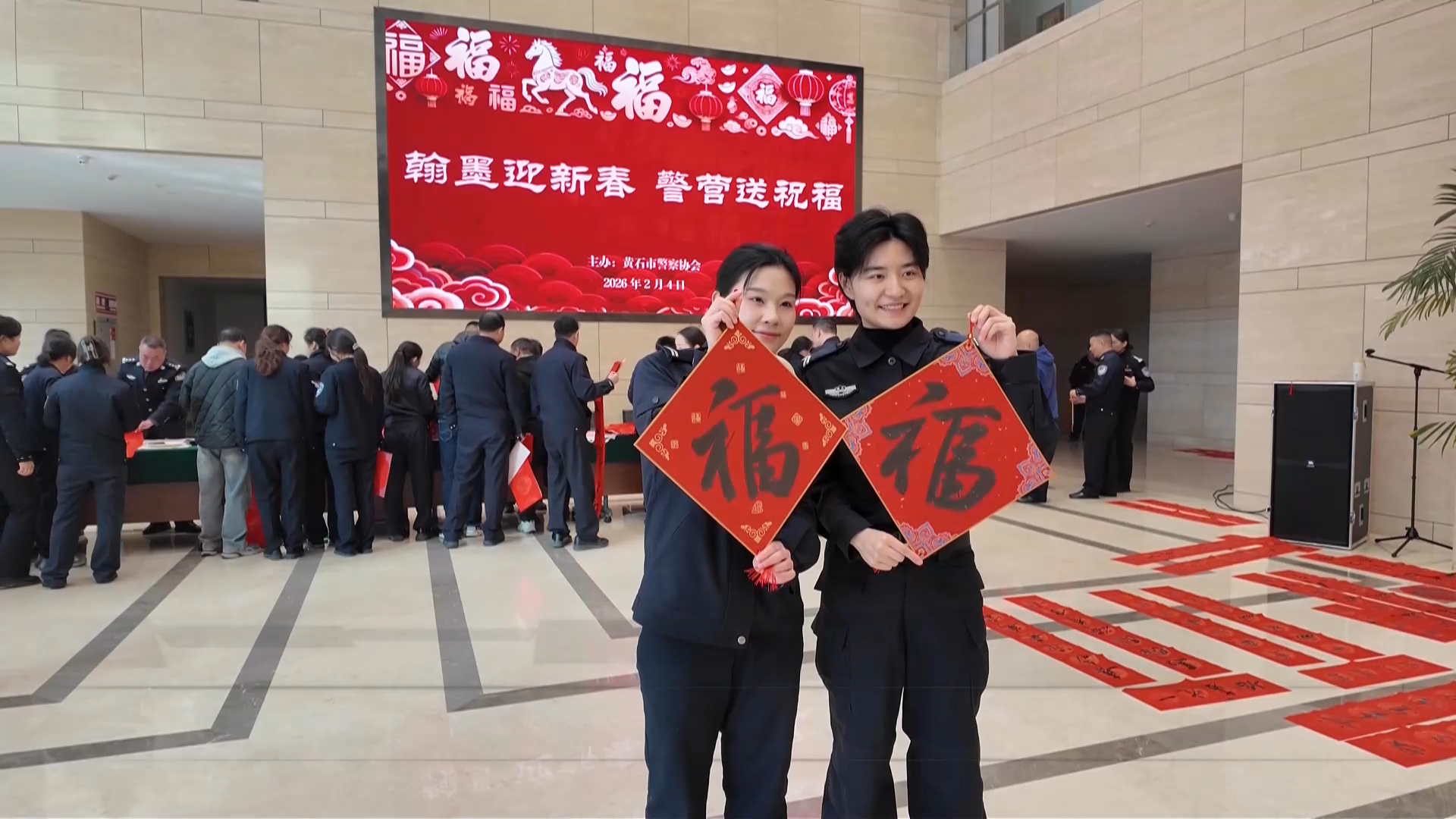 【新闻直通车】书法家进警营 定制春联带回家