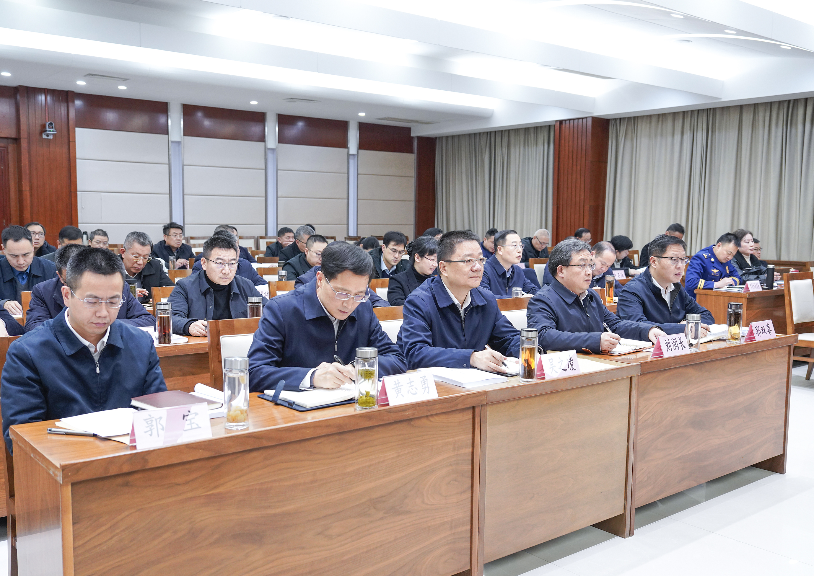 树牢底线思维 狠抓责任落实 我市全面部署岁末年初安全生产工作