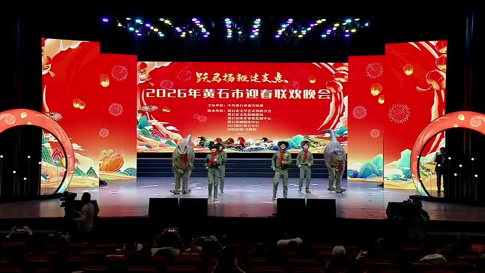 【新闻直通车】两只“小恐龙”邀小观众登台共舞