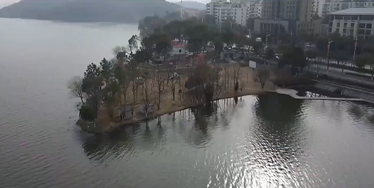 【新聞直通車】磁湖湖畔營地?zé)ㄐ麻_放 4000㎡草坪可免費露營