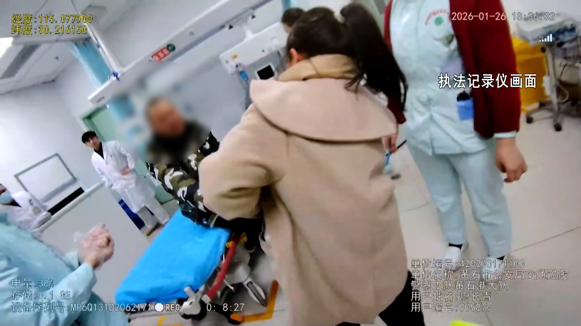 【新聞直通車】9歲女孩扛父送醫(yī) 的哥民警出手相助