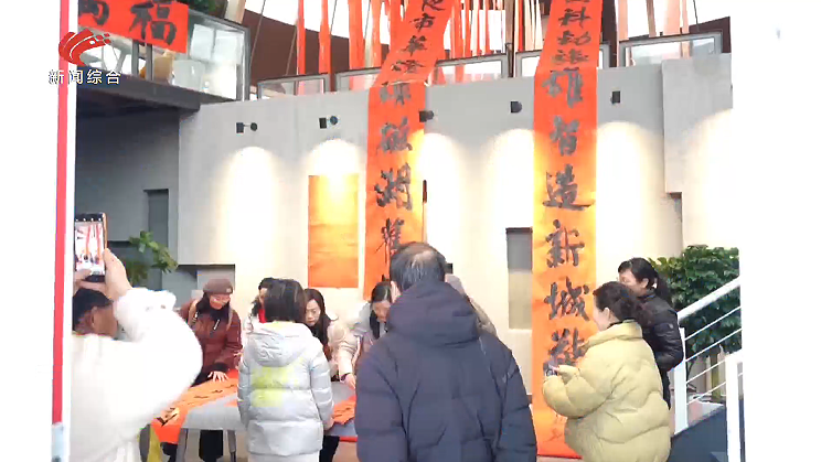 【新聞直通車】最長13米！巨聯(lián)“曬”出“?！睗M堂