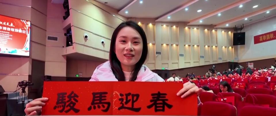 【新闻直通车】一副春联一杯鲜奶 伴手礼里品年味