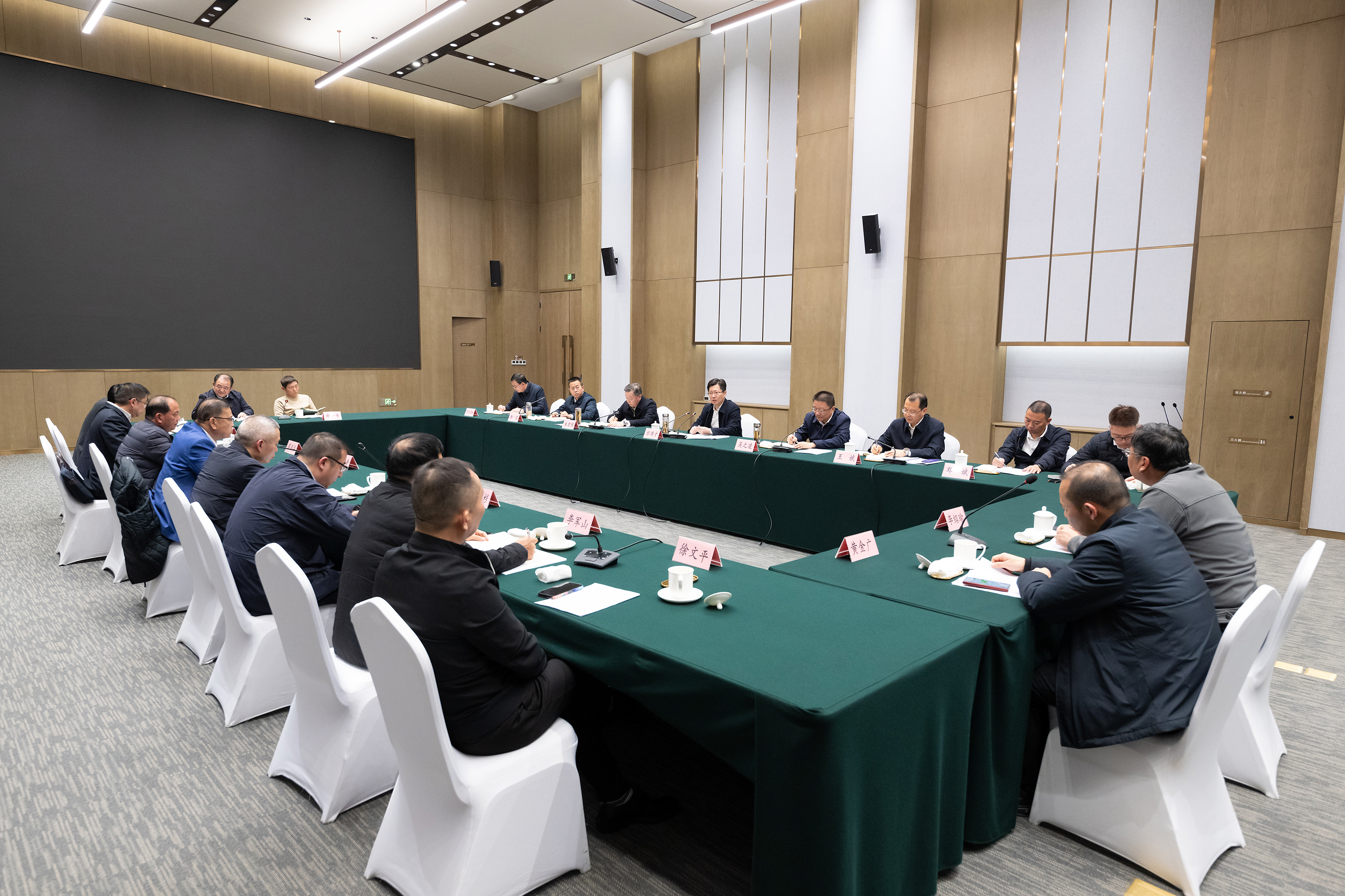 市委常委会召开2025年度民主生活会 巩固学习教育成果 凝聚干事创业合力 奋力推动“十五五”开好局起好步