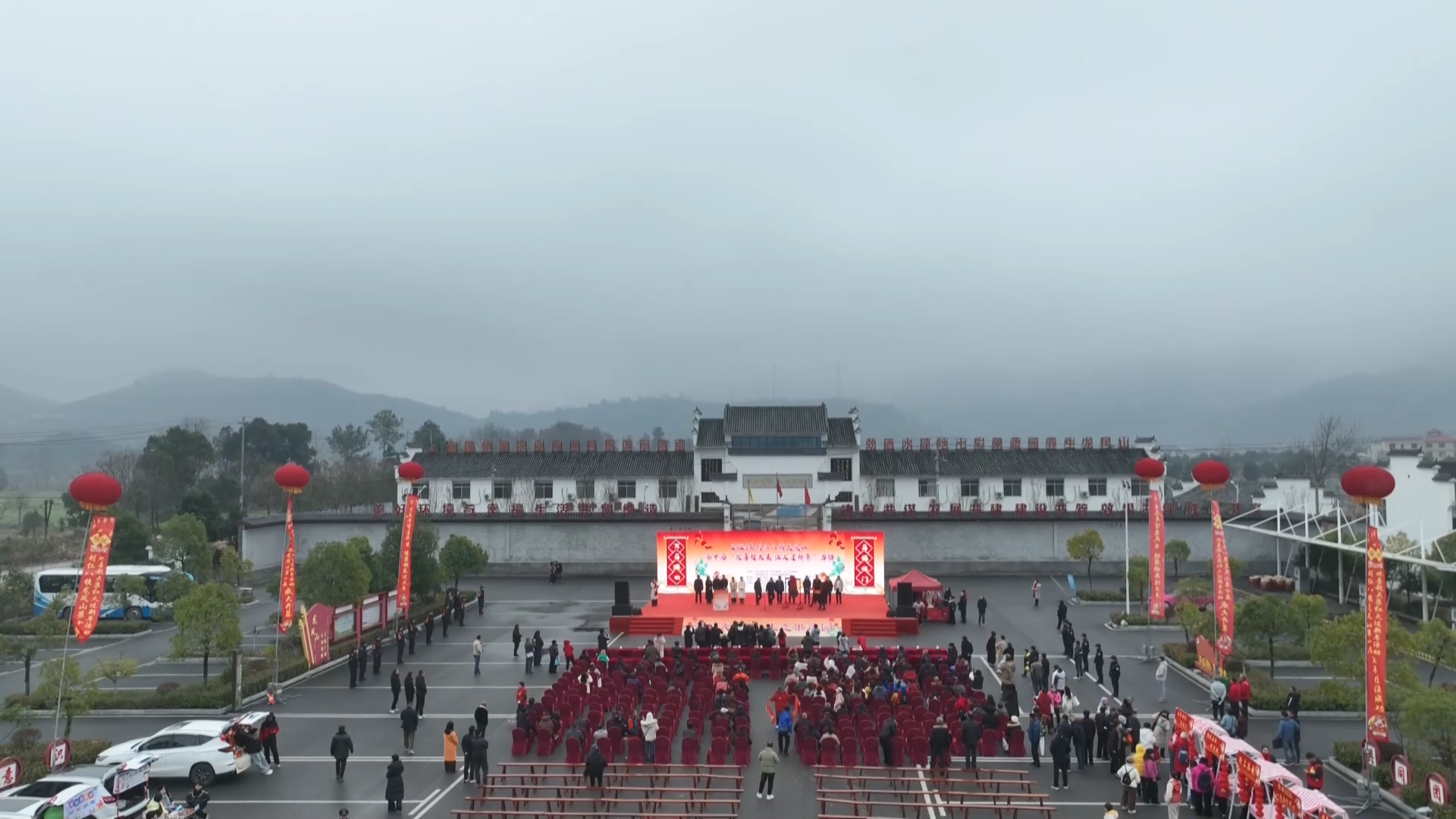 【新闻直通车】来龙凤山赶大集 红红火火过新年