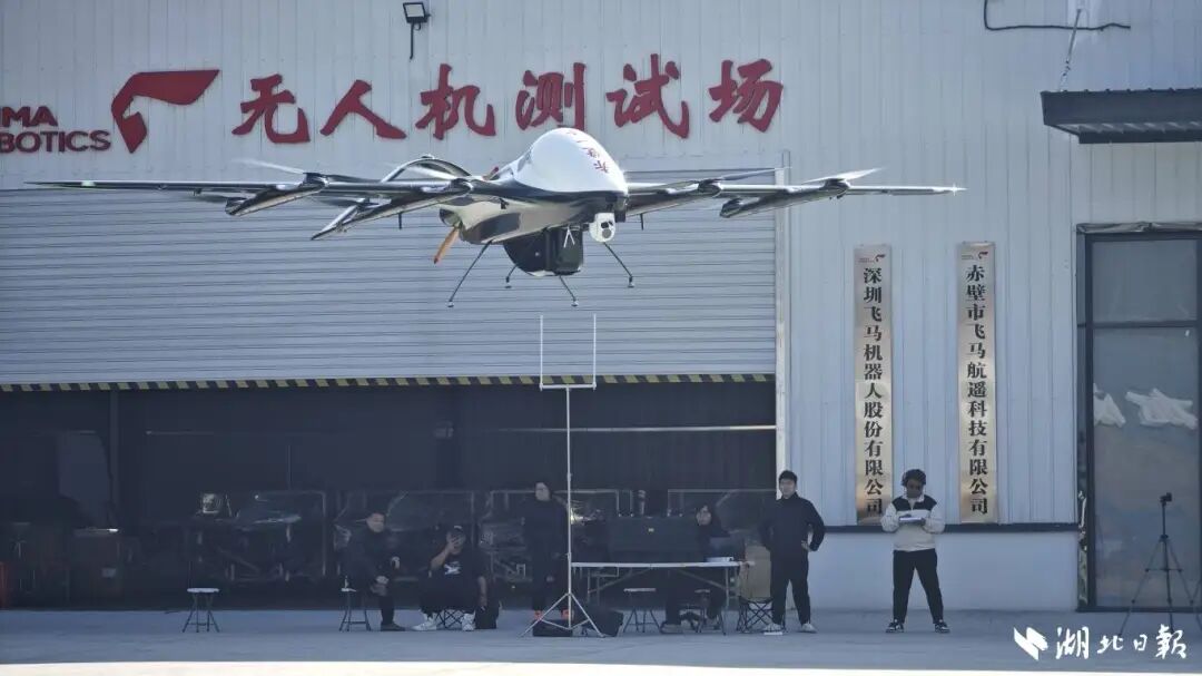 咸宁中试谷赤壁基地，“赤壁1号”无人机正在进行飞行测试。湖北日报通讯员尹凯摄.jpg