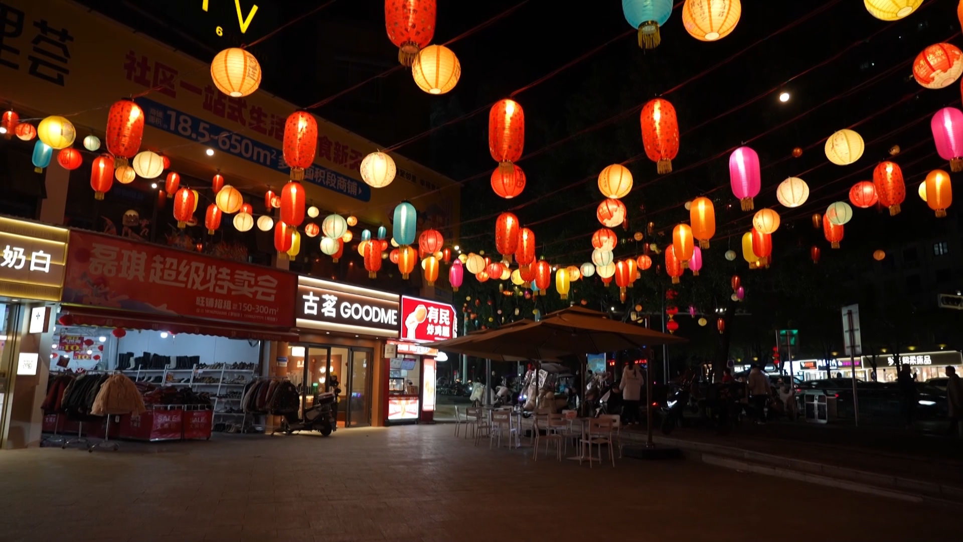 【新聞直通車】掛燈籠拉彩帶 城市換上“節(jié)日妝”