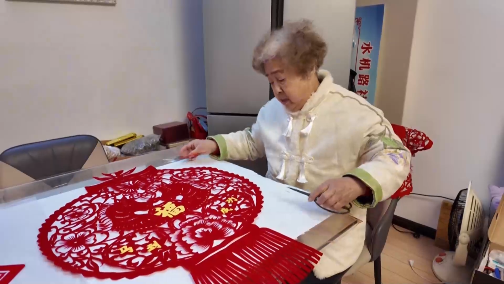 【新聞直通車】新春將至 年味漸濃 | 八旬老人剪窗花 剪出家國(guó)紅火