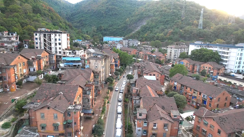 【新闻直通车】389个老旧小区焕新 家门口的幸福升级