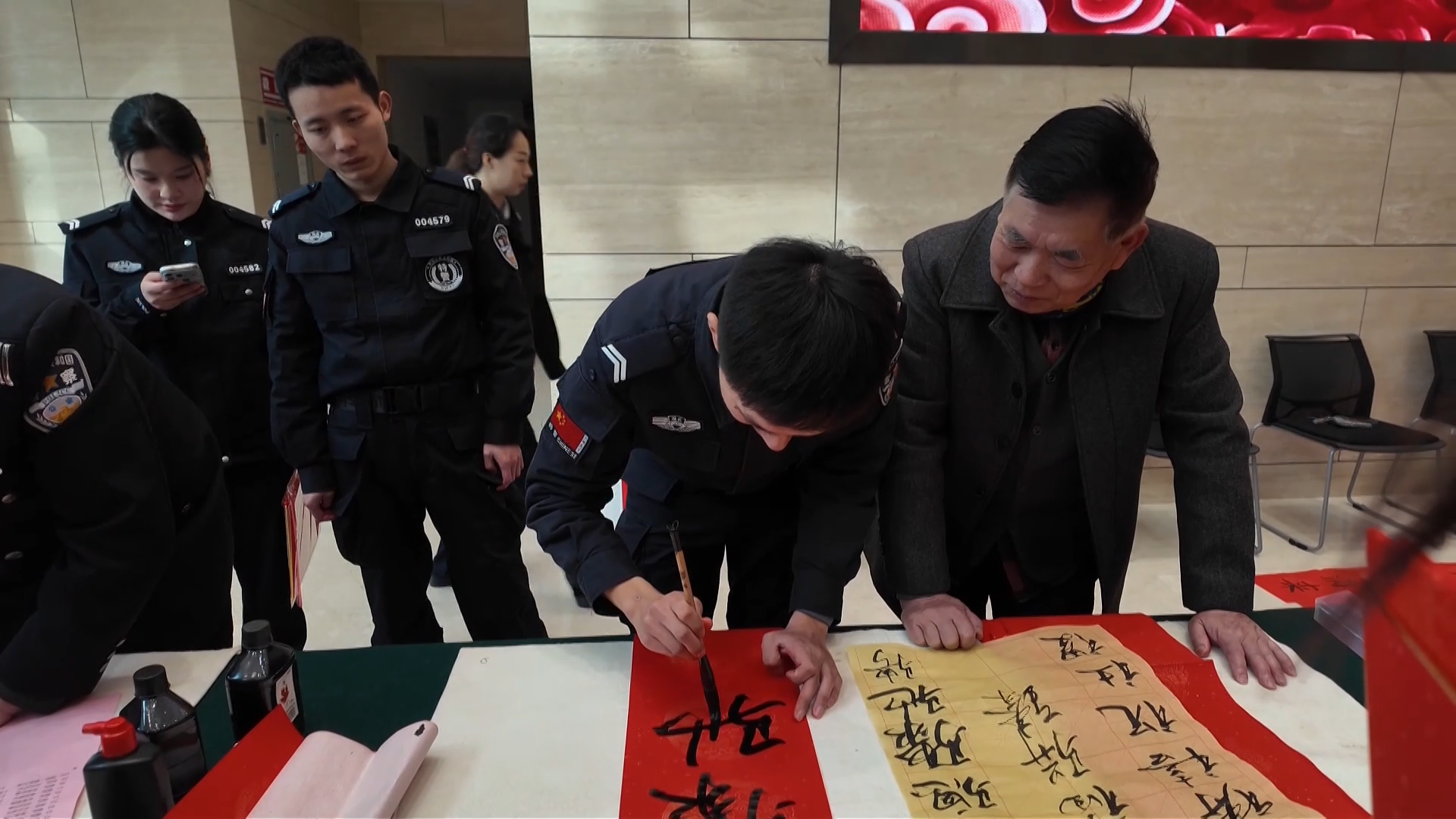 【新闻直通车】八“马”八“福”！特警小哥哥原创春联藏巧思