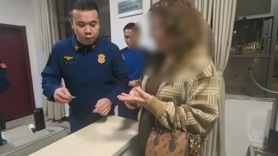 【新闻直通车】戒指紧“箍”手指 “蓝朋友”细心破“戒”