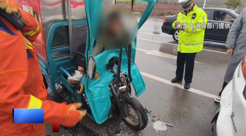 【新闻直通车】追尾小轿车 三轮车受损车主受伤