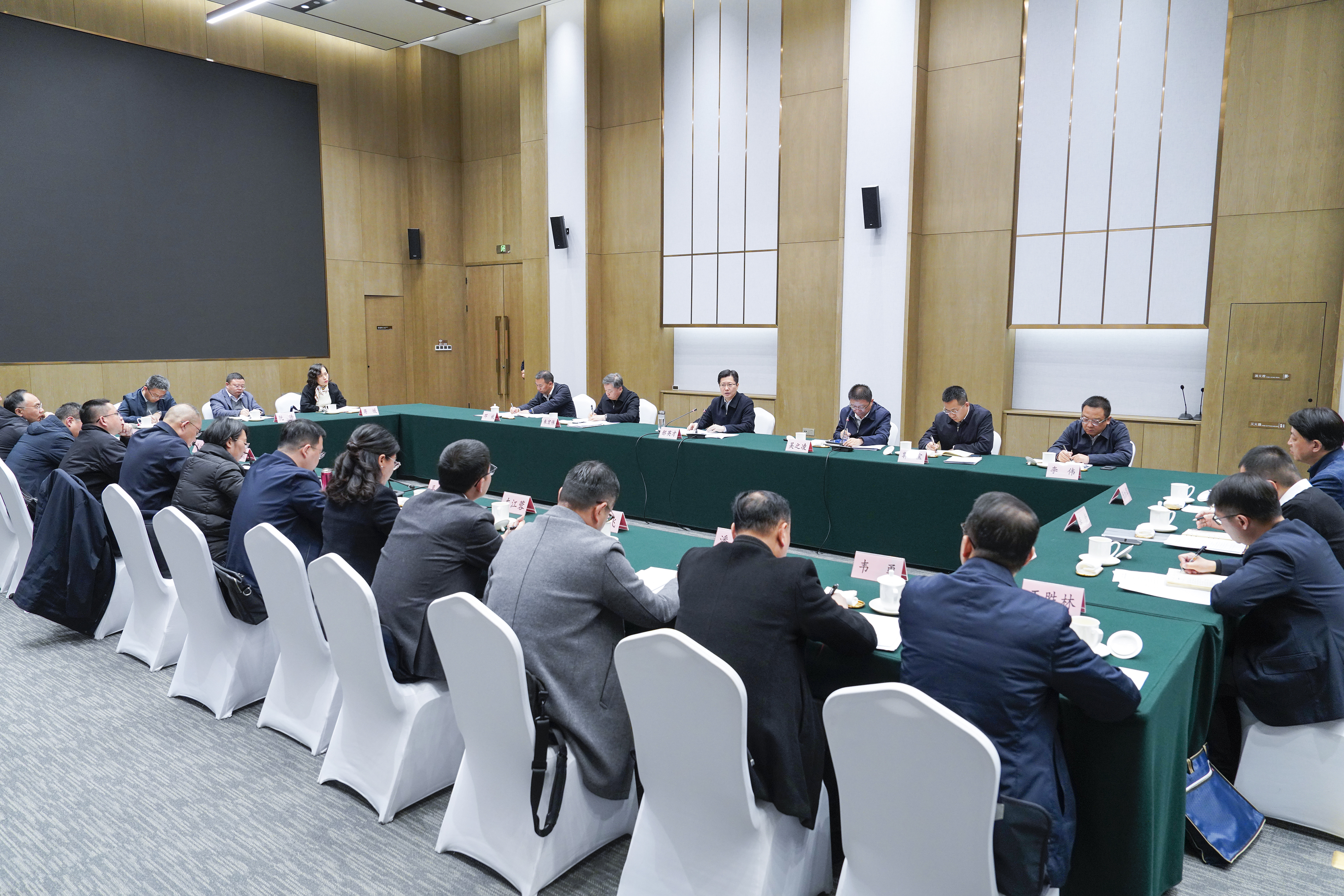 郄英才主持召开金融企业负责人座谈会