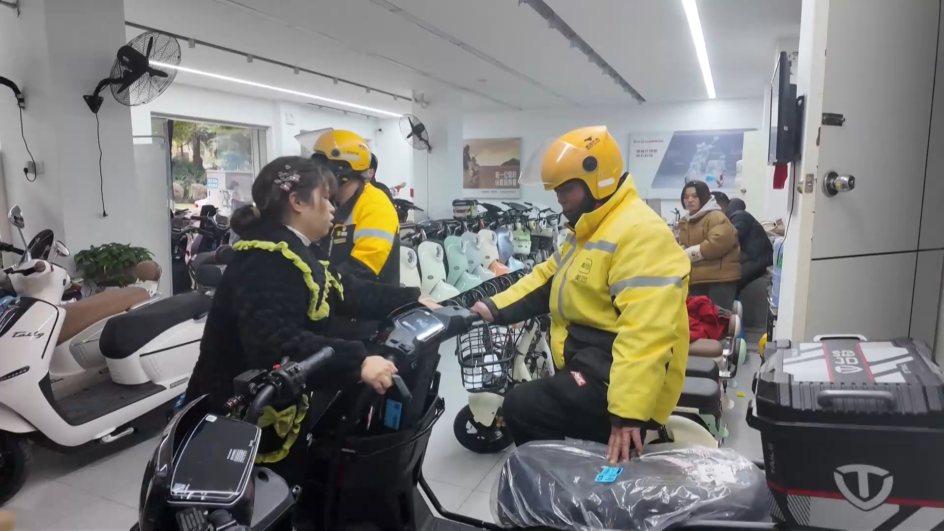 【新闻直通车】“没有歧视 只有关怀” 司照天转赠奖品给残疾骑手