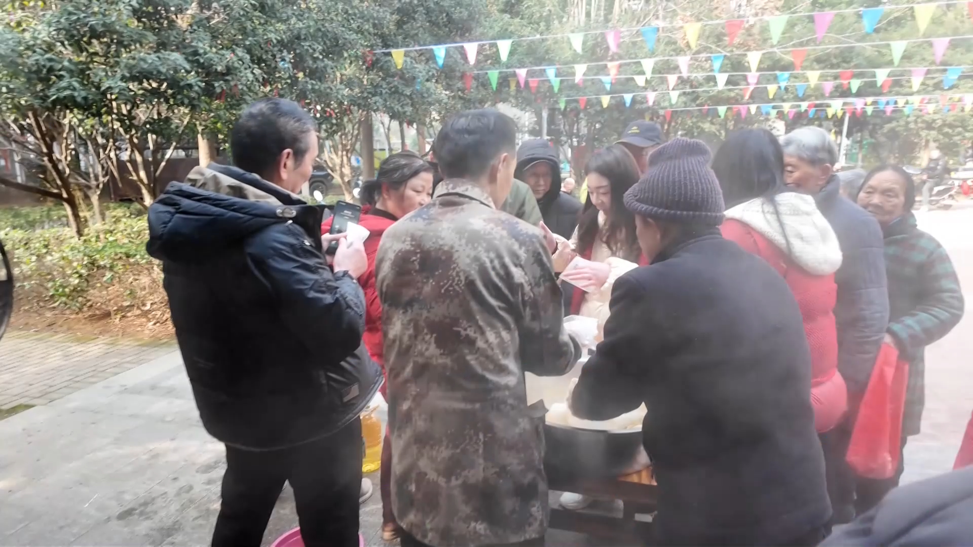 【新聞直通車】廣州路社區(qū)：吃糍粑 寫春聯(lián) 居民笑開顏