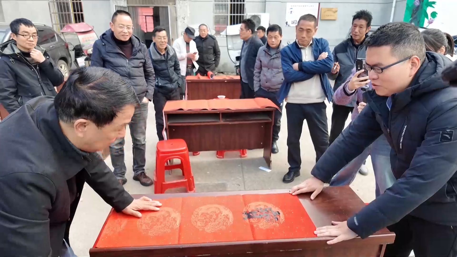 【新闻直通车】新春将至 年味渐浓 | 红纸翻飞写春联 翰墨传情送福来