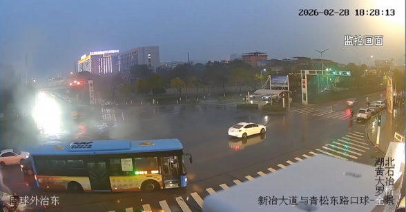 【新聞直通車】學習雷鋒好榜樣 | 小車街頭起火 公交司機秒變“滅火俠”