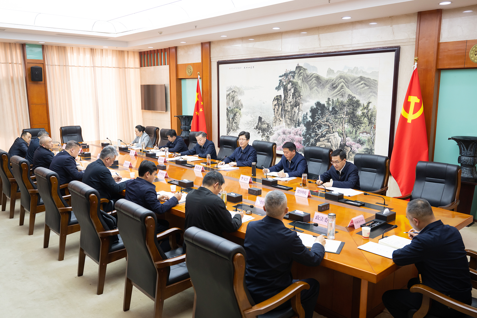 郄英才主持召开市委专题会议