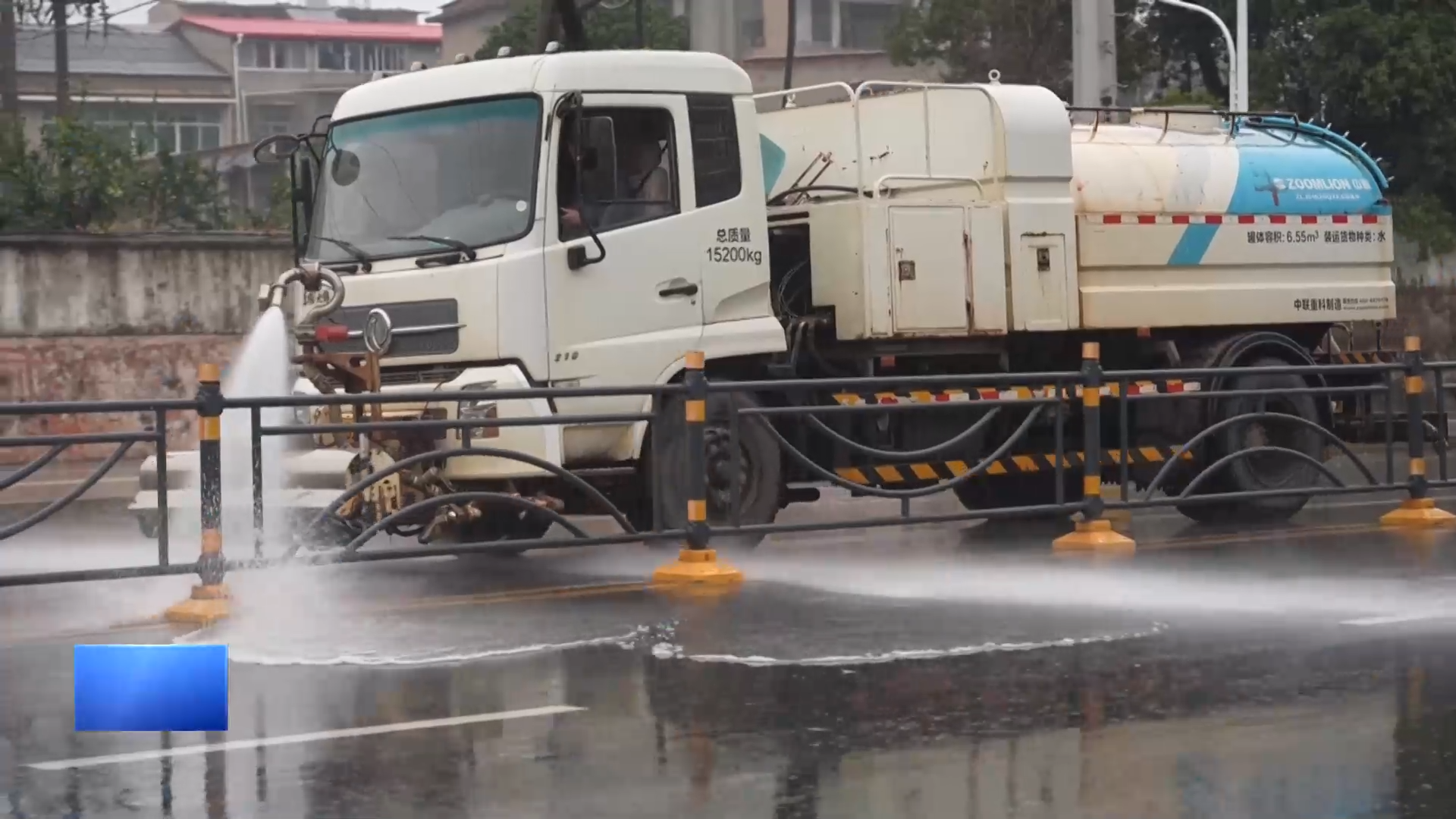 【新闻直通车】借雨洗路 节水省力效果更好