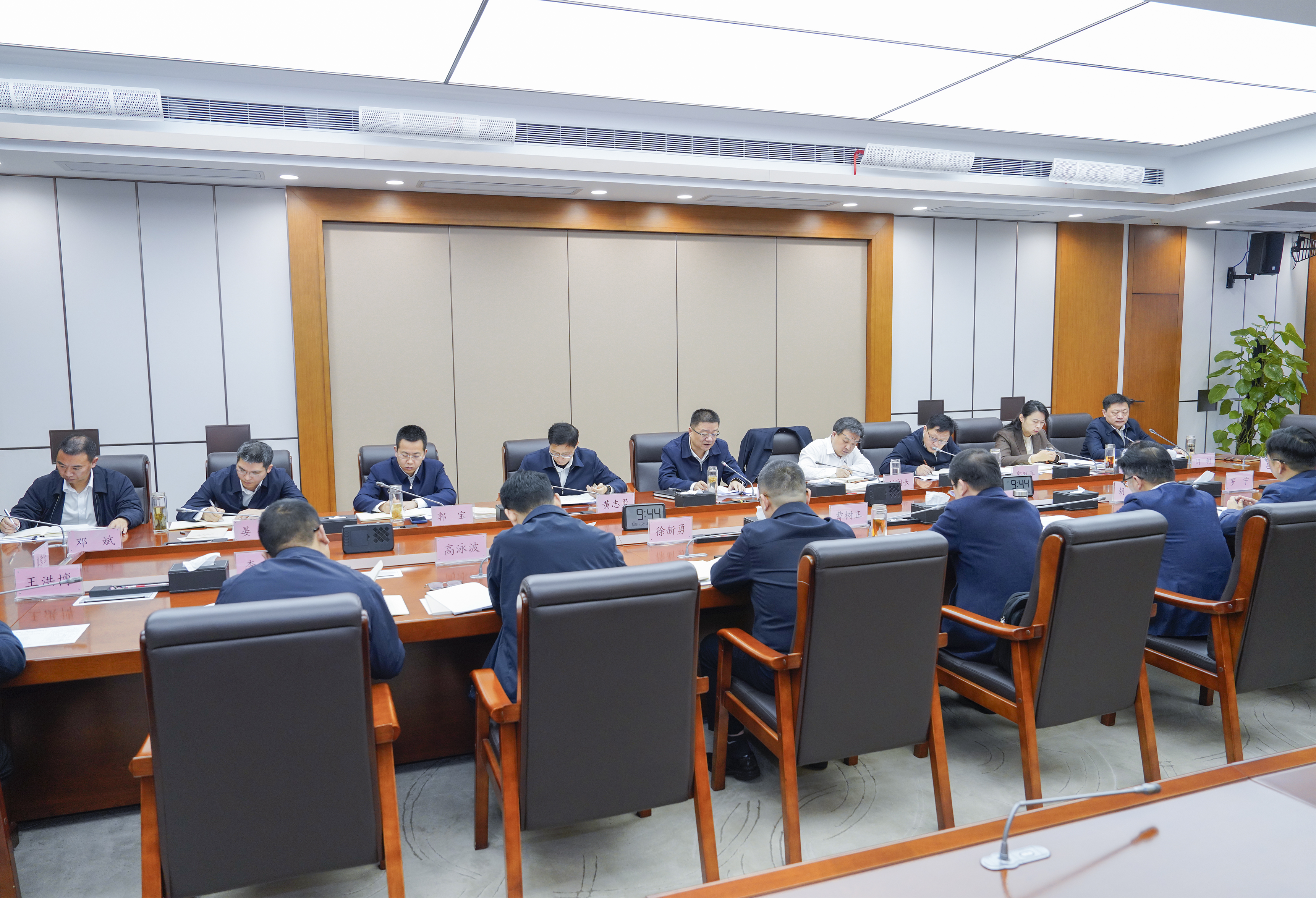 市政府党组开展树立和践行正确政绩观学习教育读书班集体学习研讨