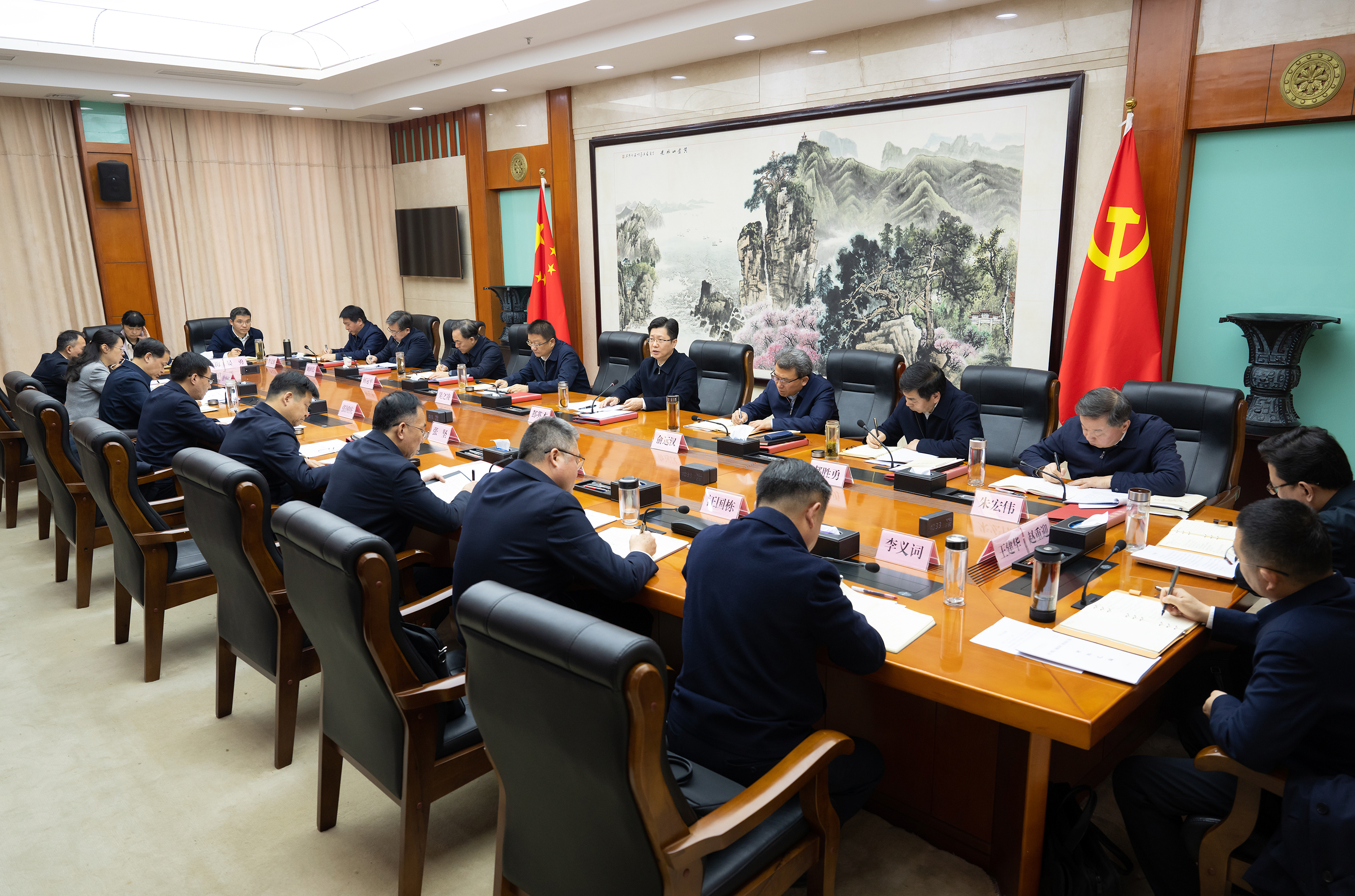 郄英才主持召开市委理论学习中心组学习会暨专题读书班