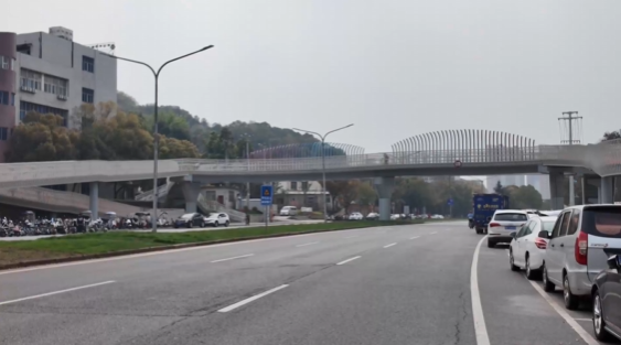 【新闻直通车】从“车流穿行”到“空中漫步” 湖北理工学院人行天桥获赞