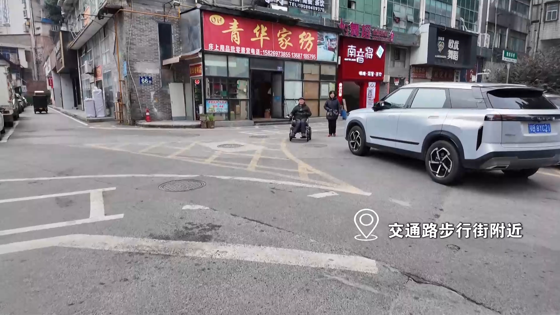 【新闻直通车】地桩“拦路”轮椅难行 市民盼无障碍通行①