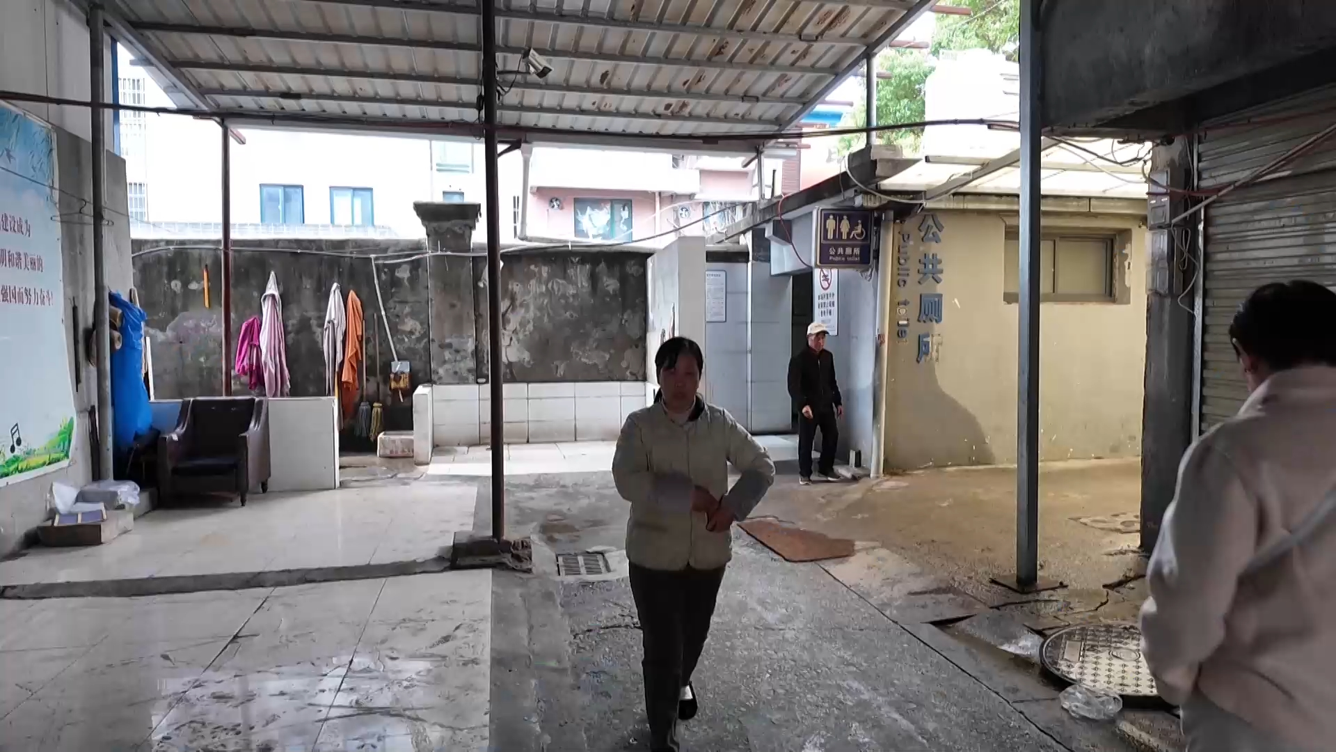 【新闻直通车】闹心！宏进市场公厕流黑水 市民掩鼻而过