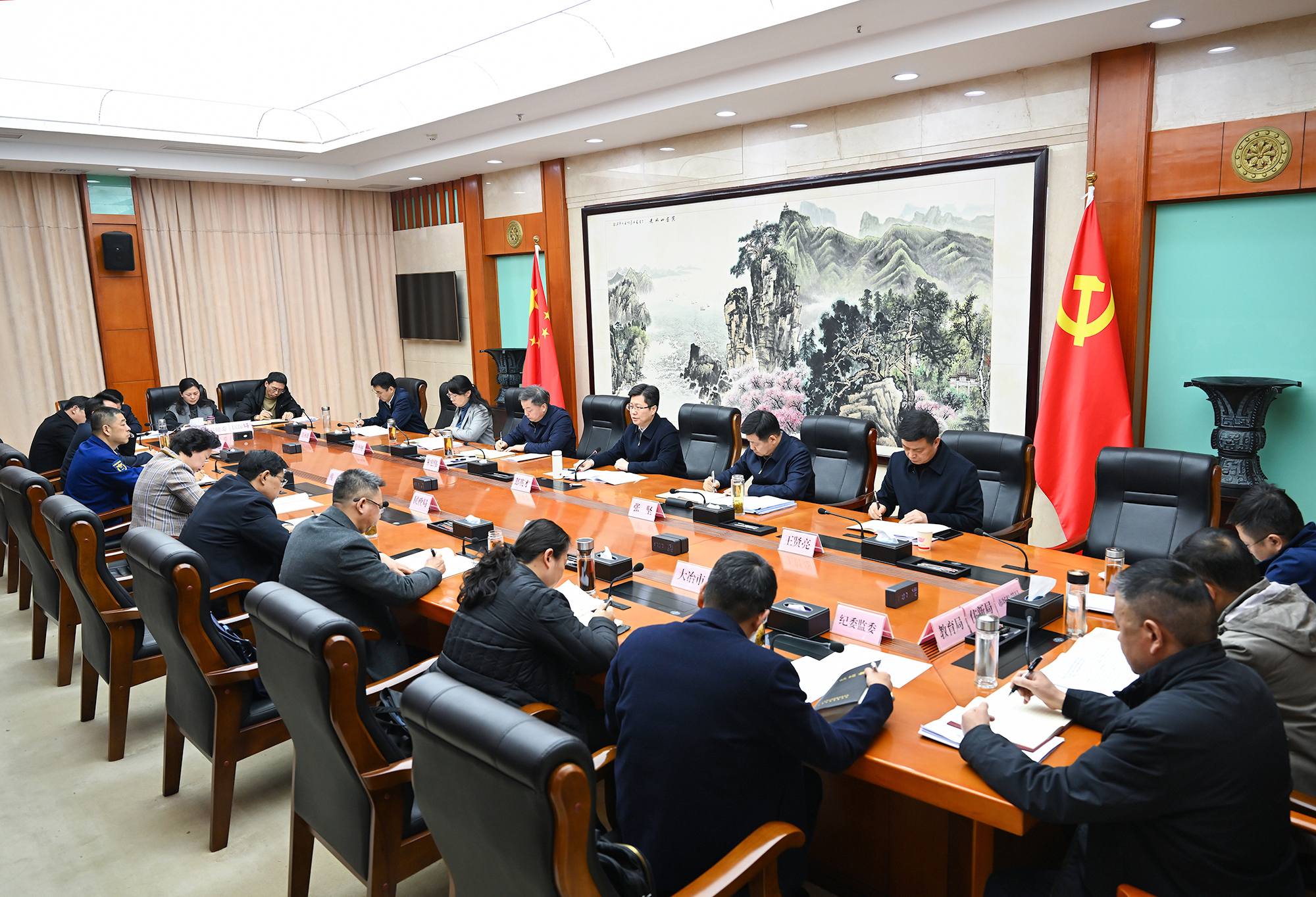 郄英才主持召开市委专题会议