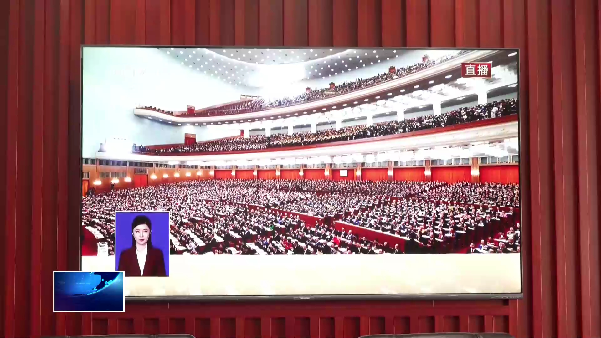 市人大常委会组织收看十四届全国人大四次会议开幕会