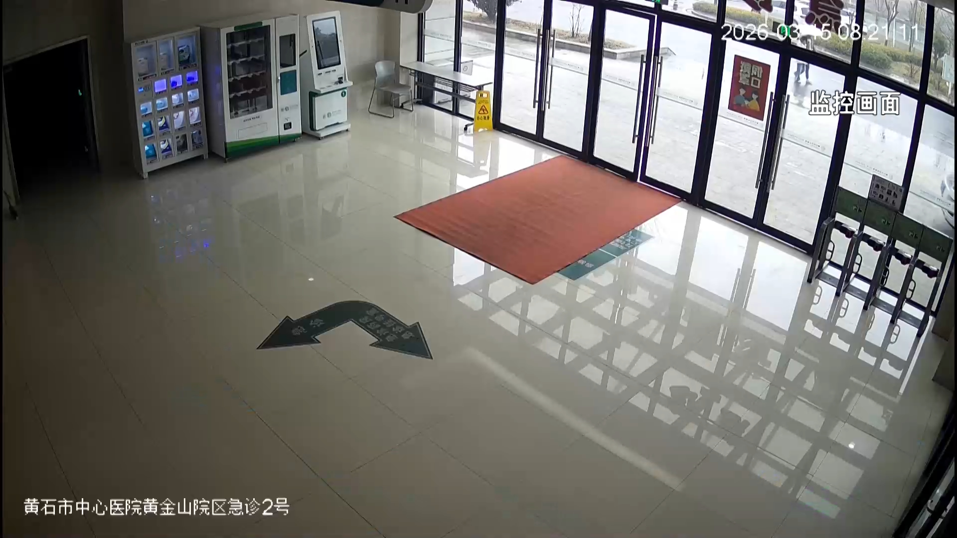 【新闻直通车】医院走廊变临时产房 护士蹲地托举新生命