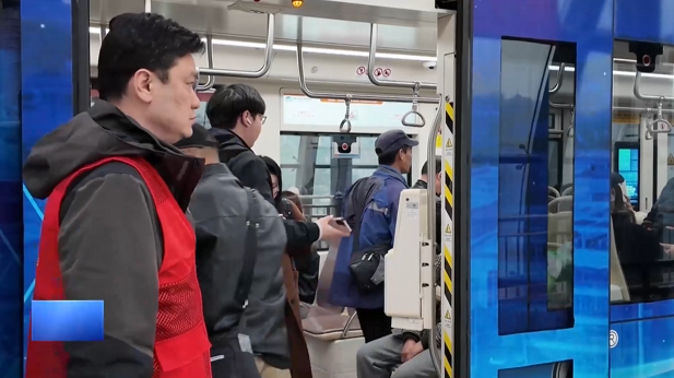 【新闻直通车】市公交集团：“红马甲”跟车 贴心伴你行