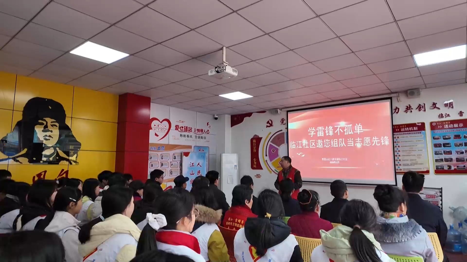【新闻直通车】开学第一课！雷锋亭里“学雷锋”