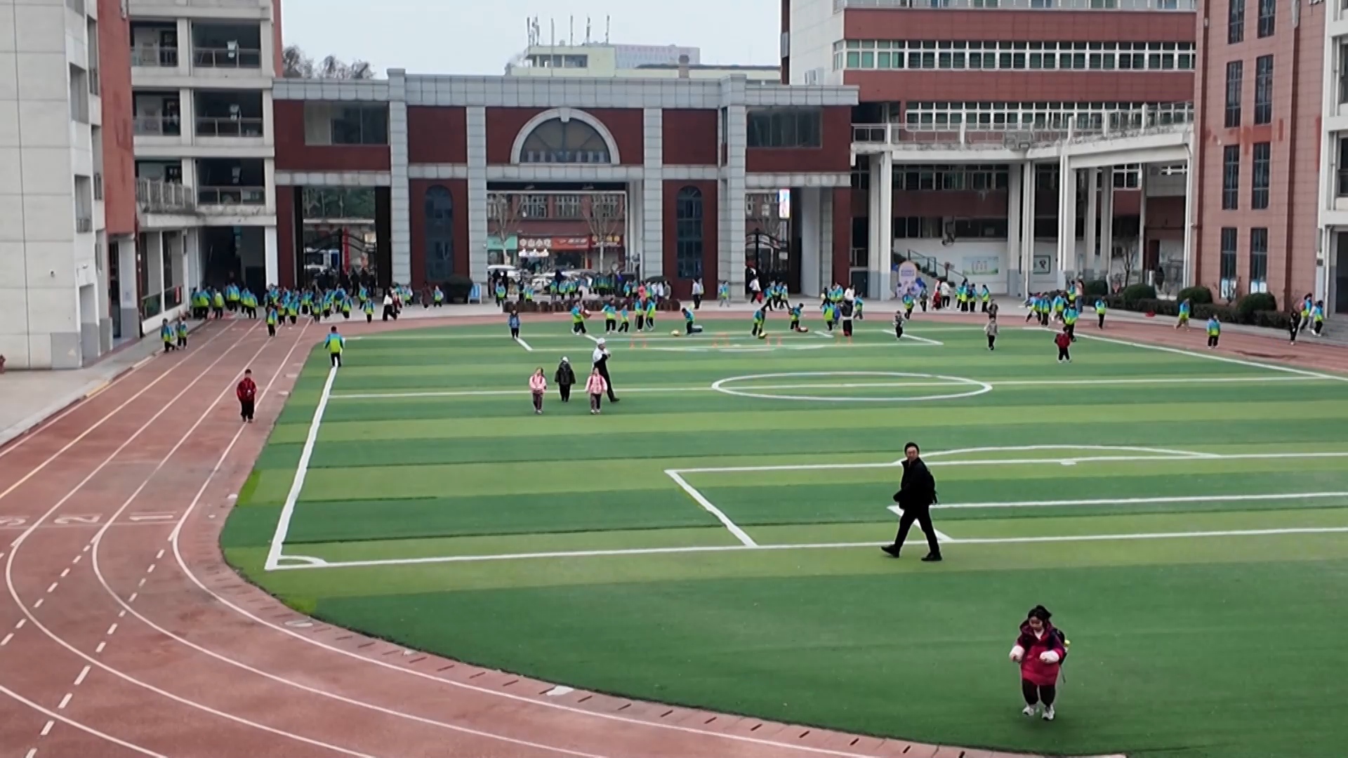 【新聞直通車】你好，新學(xué)期 | 套圈+美食+心愿墻 今天開學(xué)有點(diǎn)“暖”