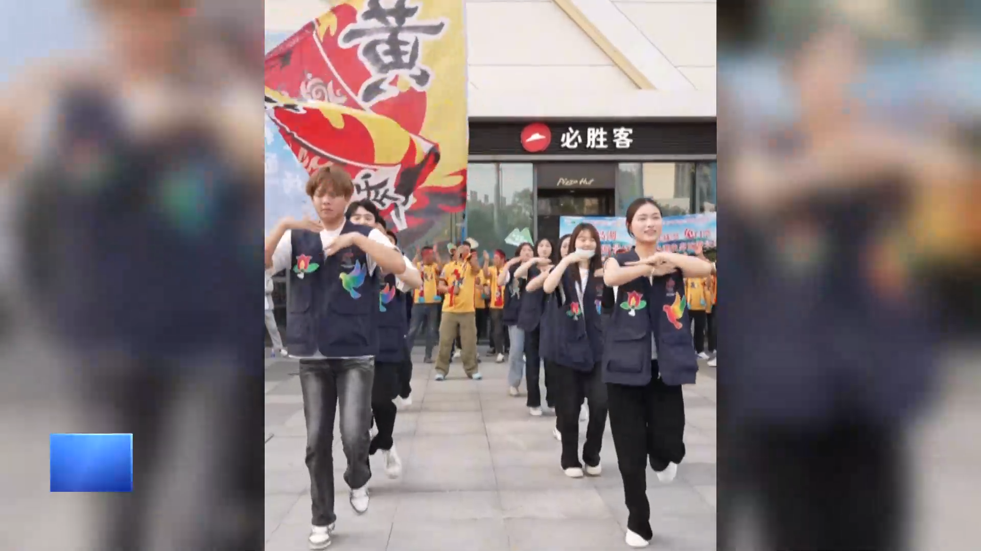 【新闻直通车】燃情楚超 足梦黄石 | NPC巡游！黄石助威团闪现黄冈街头