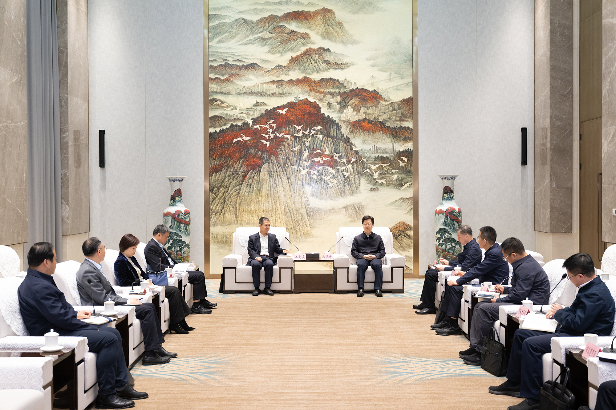 郄英才与中国建设银行湖北省分行党委书记、行长江文波座谈