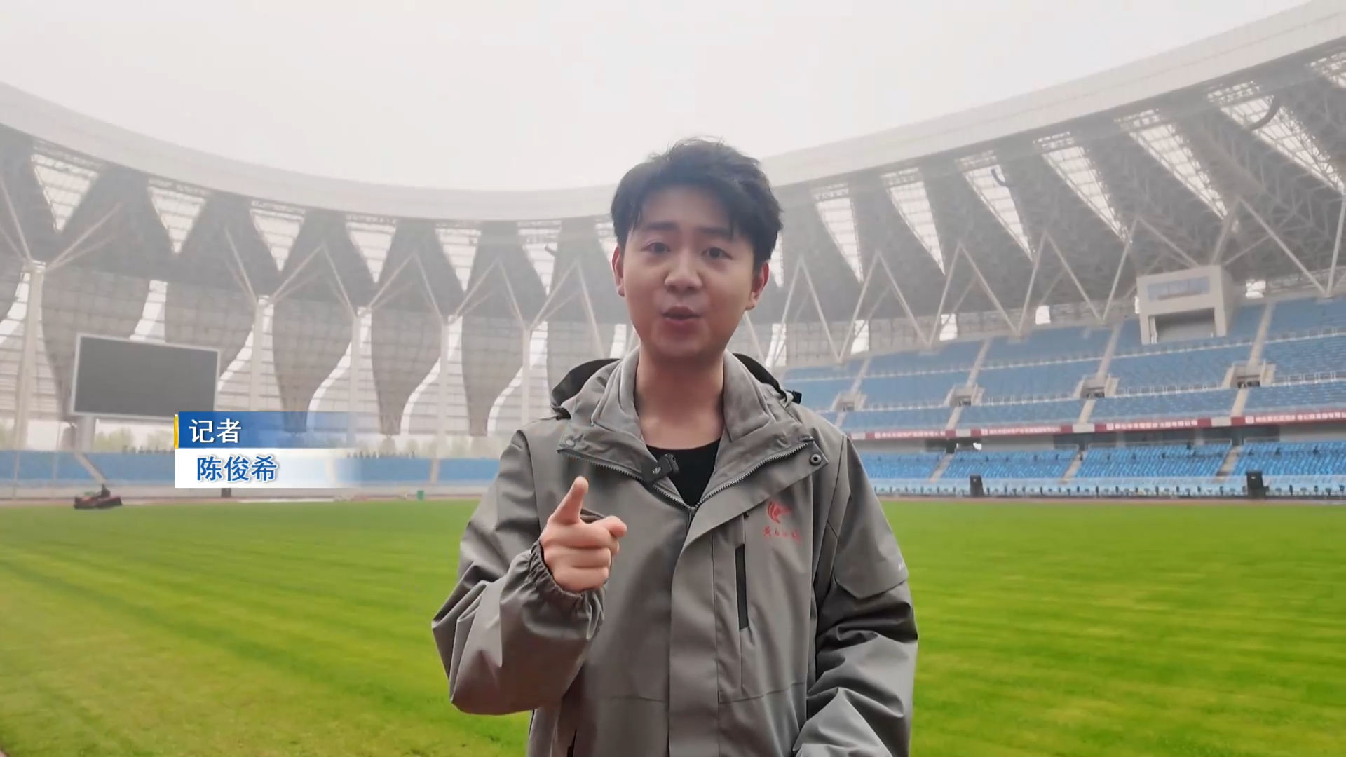 【新闻直通车】燃情楚超 足梦黄石 | 草坪“精修”迎战 记者踩场体验“脚感”